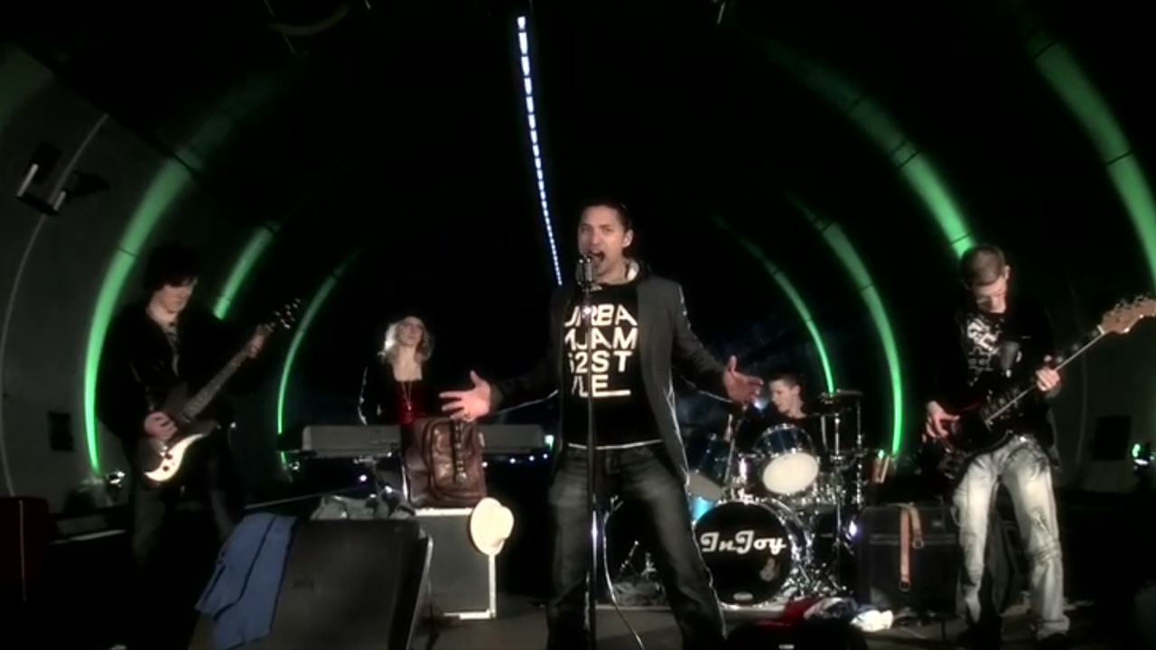Vorschaubild zum Musikvideo Away